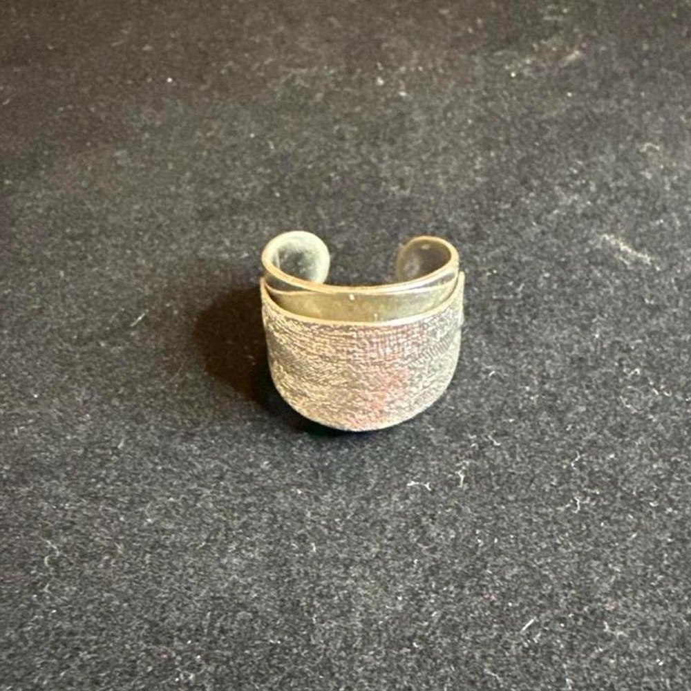 Silver textured ring with a unique double layer design Size 6 Stamped EMMONS